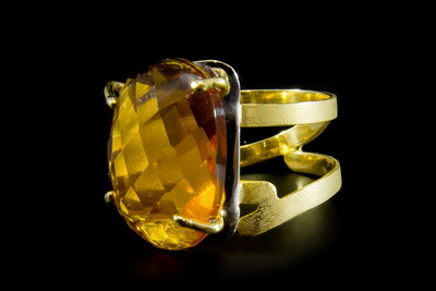 Metal : Ouro Amarelo e Ouro Branco
Peso : 8,7 g
Toque : 19,2K (800)
Contraste : Veado [1985 - 2020]
Pedras : 1 Zircónia Amarela
Seja qual for o lado pelo qual olha para este anel, não pode deixar de se apaixonar por ele.

(Anel de ouro usado em muito bom estado de conservação)